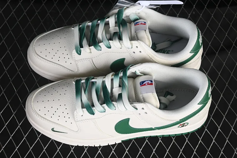 All categories Nk SB Dunk Series Nk SB Dunk Low High-end customized low-top sneakers Nike SB Dunk Low NBA co-branded Celtics Anniversary high-end customized low-top casual sneakers CS1688-106